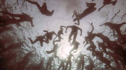 Un grupo de nadadores espera el inicio del evento 'Challenge de Monte-Cristo', en el Chateau d'If de Marsella, al sur de Francia.
