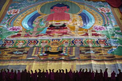Los monjes depositaron en el monasterio una gran 'tangka', una pintura de Buda de enormes dimensiones. El despliegue se llevó a cabo antes del amanecer para que los primeros rayos de sol iluminaran esta pintura sagrada. De este ritual procede el nombre del festival: el Baño de Sol de Buda.