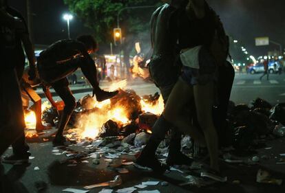 Manifestantes queimaram sacos de lixo e black blocs depredaram agências bancárias e pontos de ônibus.