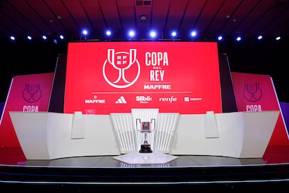 El trofeo de la Copa del Rey, este miércoles en el escenario antes del sorteo para determinar los emparejamientos de las semifinales.