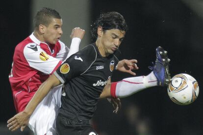 Adam Maher con Tino Costa durante el partido.