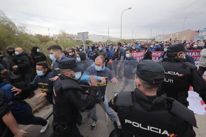 Más de 500 personas participaban en la manifestación, que no contaba con permiso de la Subdelegación del Gobierno para cortar el tráfico en los accesos a los dos puentes de la capital gaditana. En la imagen, los manifestantes se enfrentan a las fuerzas de seguridad.