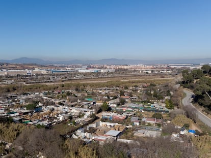 Un tramo del poblado de barracas de Montcada, entre el cauce del río Besòs (a la izquierda) y la carretera de La Roca (derecha) que serpentea la sierra de Marina, esta semana.