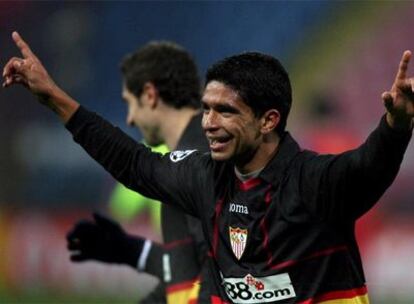 Renato celebra tras anotar uno de sus dos goles ante el Steaua de Bucarest