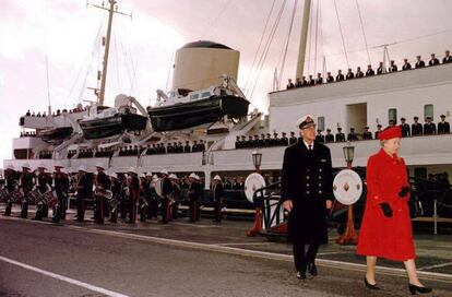La reina Isabel II de Inglaterra y el duque de Edimburgo abandonan el  yate real ' Britannia ' , en el puerto de Portsmouth, tras concluir el que será el último viaje del barco británico, el 11 de diciembre de 1997.