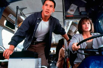 Speed (Jan de Bont, 1994). Tras el desastre de Drácula, y cuando nadie daba un duro por él, Keanu resucitó “a toda mecha”, que dirían Santa Justa Klan. De nuevo, el cine de acción vino en su ayuda. En esta ocasión se trató de una modesta producción en la que Sandra Bullock tenía que pisar el acelerador de un autobús si no quería que se activara una bomba adosada a sus bajos. Reeves era el policía encargado de desactivar el artefacto… y hacer estallar la adrenalina. Sandra y Keanu volverían a reencontrarse en La casa del lago, pero la química no volvió a funcionar en taquilla. Uno de los grandes negocios en relación coste-beneficio del cine de los noventa.