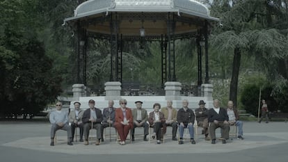 Fotograma de la película 'Cantares de una revolución', de Ramón Lluís Bande, donde líderes obreros de las cuencas mineras asturianas, "herederos de la revolución del 34", posan en el parque de Sama de Langreo.