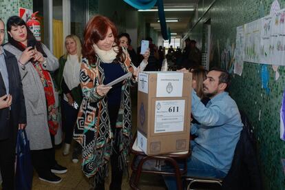 La expresidenta argentina Cristina Fernández de Kirchner vota este domingo en Río Gallegos.