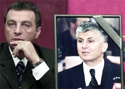 El sucesor de Djindjic, Zorsn Zivkovic, junto a un retrato del primer ministro asesinado.