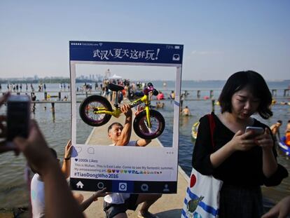 Usuarios de Instagram tomando fotos en el Lago Este en China.