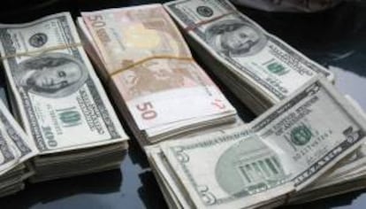 Billetes de euro y dólar.