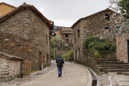 Un vecino pasea durante el estado de alarma por La Hiruela, con 57 habitantes empadronados y sin casos de coronavirus.