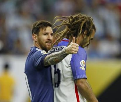 Messi saluda a un compa&ntilde;ero durante el partido contra EE UU.