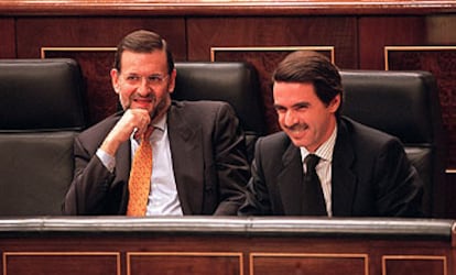 José María Aznar, en el Congreso de los Diputados, con Mariano Rajoy a su izquierda.