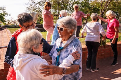 Bàrbara Martínez charla con algunas alumnas tras finalizar una de sus clases.