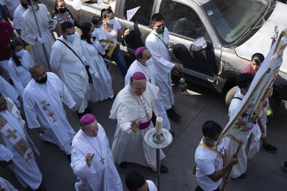 Una multitud esperaba al nuncio en una glorieta a la entrada del municipio. Desde allí, todos han caminado hasta el centro, hacia el colegio donde se celebró la misa.