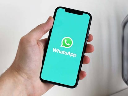 Teléfono móvil con WhatsApp