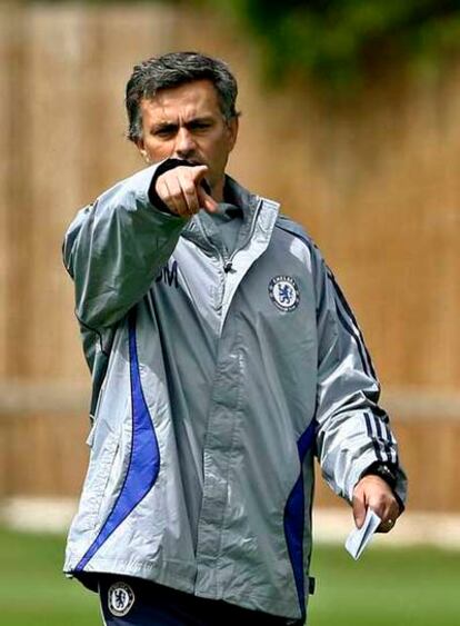 Mourinho da órdenes en un entrenamiento con el Chelsea.