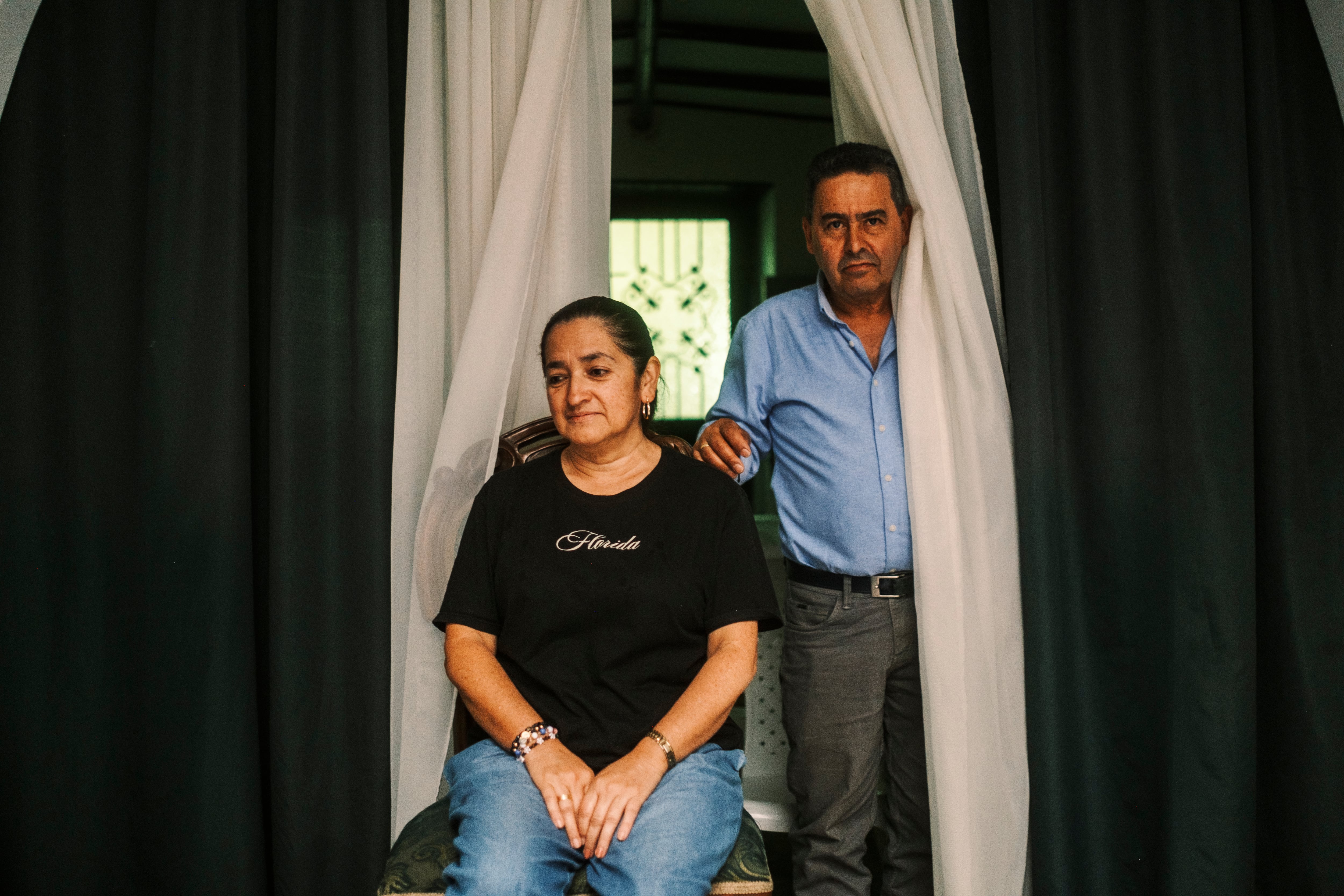 Gloria Rueda y Carlos Pérez, madre y padre de Mateo Pérez, en Yarumal, el 14 de mayo.