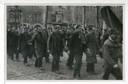 Miembros de las Brigadas Internacionales desfilan por Barcelona, en diciembre de 1936.