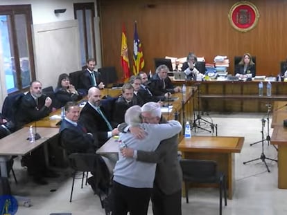 El empresario mallorquín Bartolomé Cursach y el director general del Grupo Cursach, Bartolomé Sbert, se abrazan al finalizar el juicio.