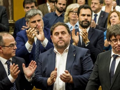 El presidente de la Generalitat, Carles Puigdemont (c) tras su discurso ante el pleno del Parlament donde esta tarde compareció para explicar la situación política.