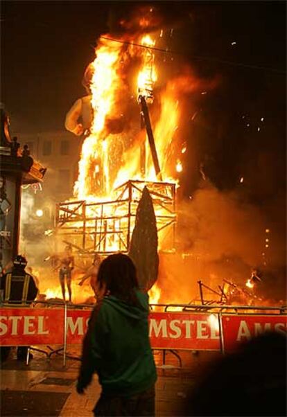 La falla situada en  la calle de Marqués de Sotelo, anoche, envuelta en llamas.
