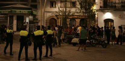 Polic&iacute;as locales de Sevilla en la Alameda de H&eacute;rcules, en 2007.