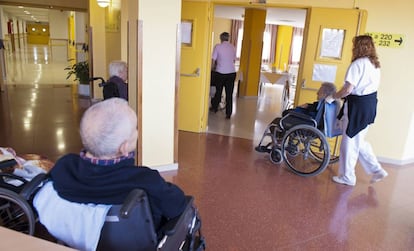 Varios ancianos en sillas de ruedas, en una residencia en Burgos.