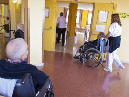 Varios ancianos en sillas de ruedas, en una residencia en Burgos.