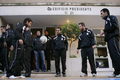 Los jugadores del Jerez Industrial se entrenan, como protesta, ante la casa del vicepresidente.