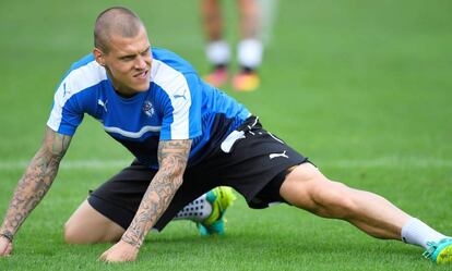 Los brazos de Martin Skrtel.