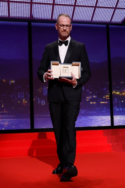 Joachim Trier, con su premio en Cannes.