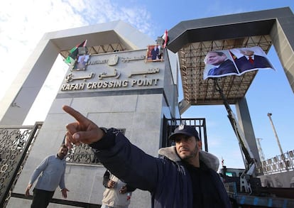 Un agente de Hamás, antes de dejar el paso fronterizo de Rafah con Egipto en la franja de Gaza.