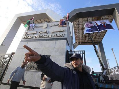 Un agente de Ham&aacute;s, antes de dejar el paso fronterizo de Rafah con Egipto en la franja de Gaza.