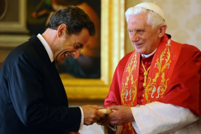 El papa Benedicto XVI regala un rosario a Nicolas Sarkozy.