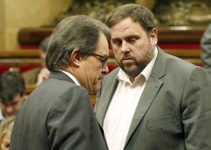 Oriol Junqueras se cruza con Artur Mas en el Parlamento de Cataluña.