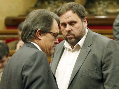 Oriol Junqueras se cruza con Artur Mas en el Parlamento de Cataluña.