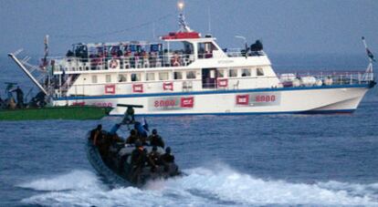 Fuerzas de la Marina israelí se disponen a abordar uno de los barcos de la <i>flotilla de la libertad</i>, el pasado 31 de mayo.