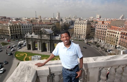 Gebreselassie, en Madrid, con la Puerta de Alcalá al fondo.