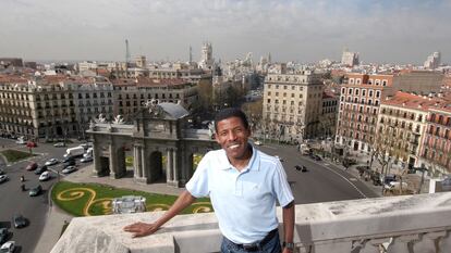 Gebreselassie, en Madrid, con la Puerta de Alcalá al fondo, en 2008.