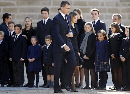 Los Reyes llegan a la basílica del Real Monasterio de San Lorenzo de El Escorial, a su llegada al funeral del infante Carlos de Borbón-Dos Sicilias.