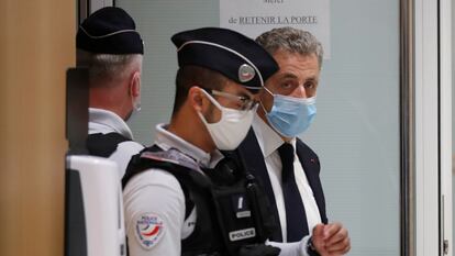 Sarkozy abandona el tribunal de París tras una interrupción, este lunes en París.