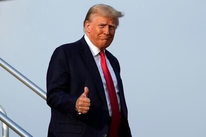 El expresidente Donald Trump se baja de su avión en el Aeropuerto Internacional Hartsfield-Jackson de Atlanta.