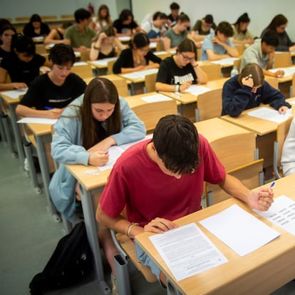 Estudiantes realizan la prueba de Evaluación para el Acceso a la Universidad el pasado 2 de julio en Madrid.