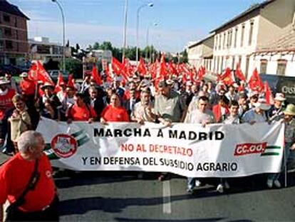 Cabeza de la marcha que ha partido hoy desde Córdoba para protestar contra el <i>decretazo</i>. En el centro los líderes de CC OO, José María Fidalgo, y UGT, Cándido Méndez.