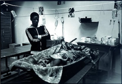 Abril de 1994. Un paciente herido y su hermano que lo acompaña llegan al hospital MSF-CICR en Kigali, capital de Ruanda. A pesar de las intensas conversaciones con el coronel a cargo del área donde se encontraba el hospital, el equipo de MSF no pudo convencerlo para que tolerara la presencia del acompañante en el hospital y tuvo que pedirle que se fuera. Fue asesinado a 100 metros del hospital.  