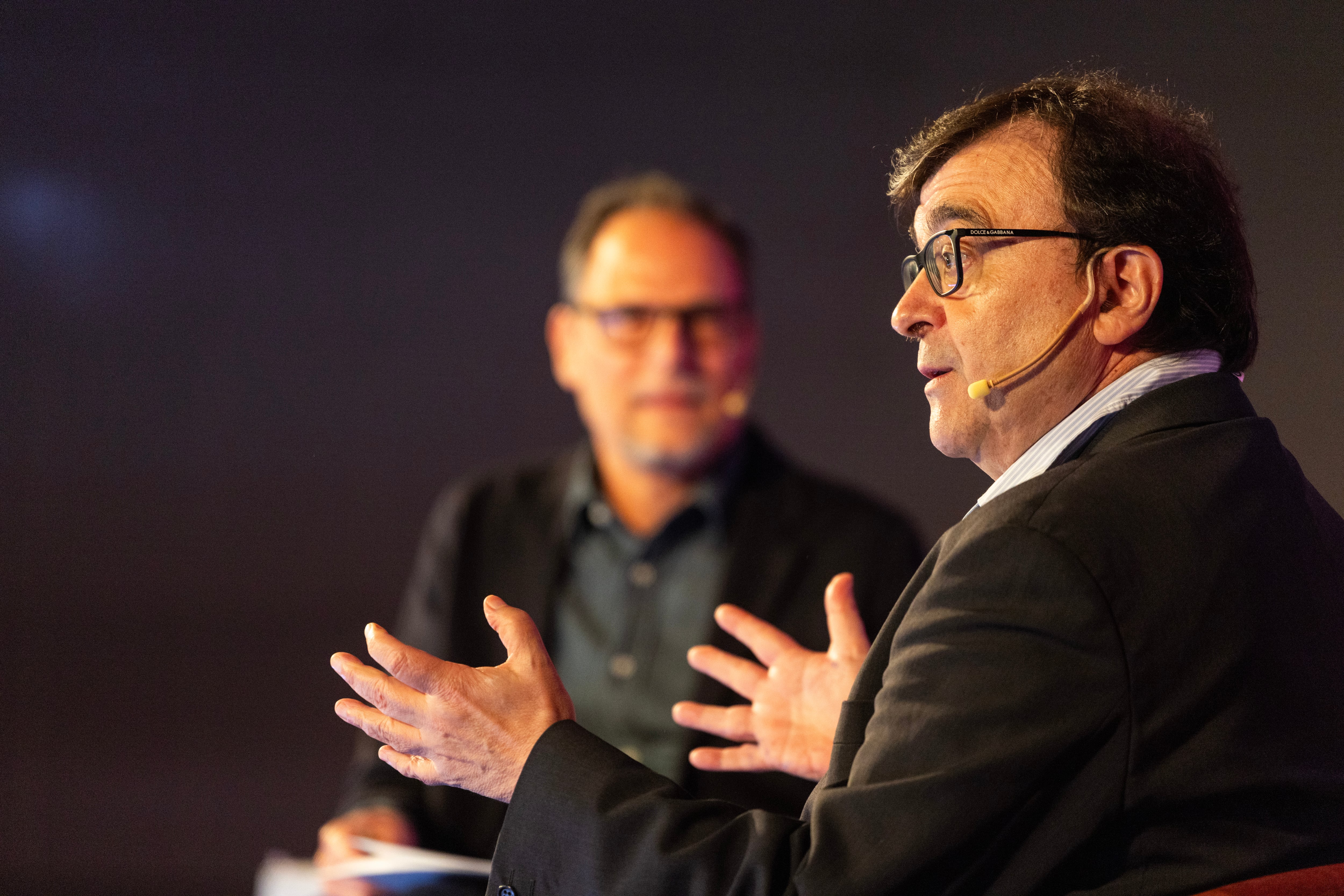 Javier Cercas durante su intervención en la charla con el director de El País, Jan Martínez Ahrens.