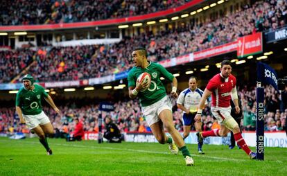 Simon Zebo, de Irlanda, corre con el balón ante Gales.