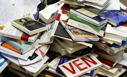 Libros en el despacho de Pere Gimferrer en el grupo Planeta, en Barcelona.